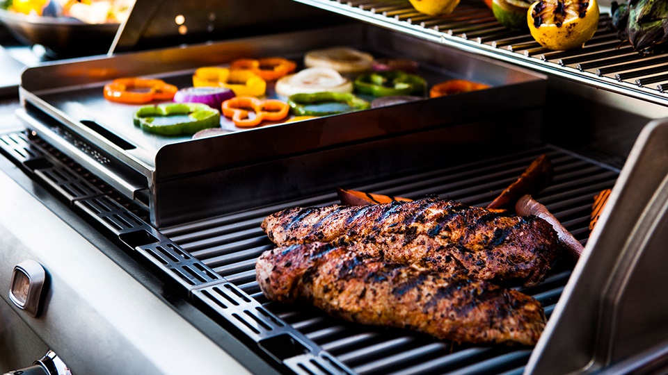 The EX Stainless Steel Griddle can be added to achieve restaurant-style cooking.