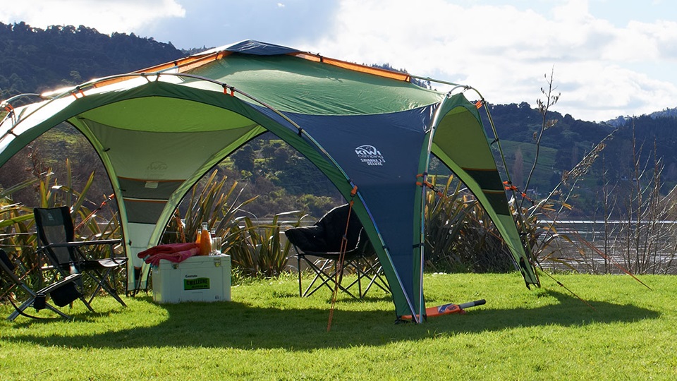 The Deluxe Savanna Shelters have an external frame in gold passivate steel to ensure long-lasting stability, and optional storm ropes for windy weather conditions.